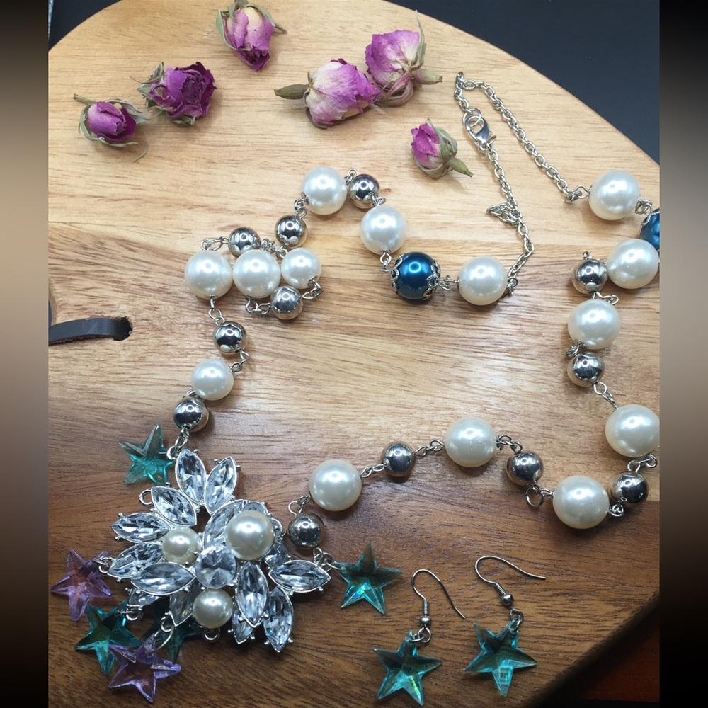 Star ⭐️ necklace and earrings set (new)